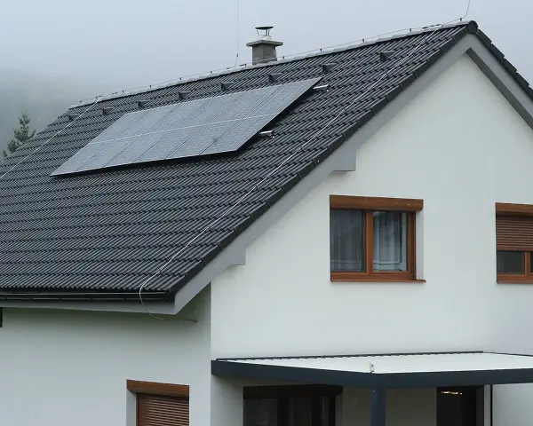 inštalácie on-grid fotovoltaických panelov na šikmej streche rodinného domu
