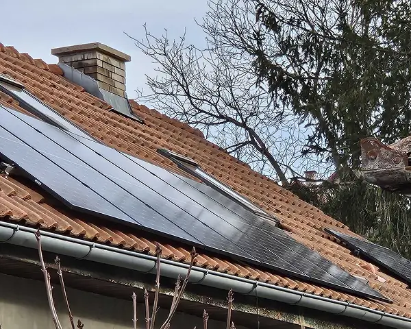 Hybridná fotovoltaická elektráreň so záložným batériovým systémom na streche rodinného domu